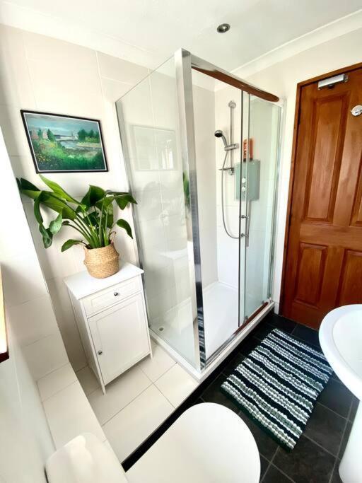 Apartment With Parking, Close To The Raigmore Hospital إينفيرنيس المظهر الخارجي الصورة