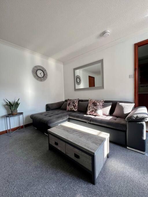 Apartment With Parking, Close To The Raigmore Hospital إينفيرنيس المظهر الخارجي الصورة